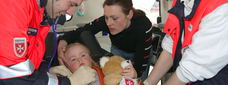 Krankes Kleinkind wird in einem Baby-Notarztwagen behandelt