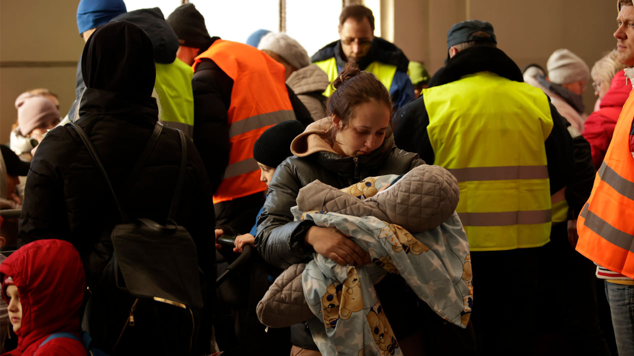 Geflüchtete in Lviv, darunter eine Frau mit Säugling
