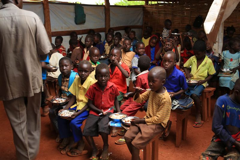 Schulkinder sitzen im Klassenraum und essen