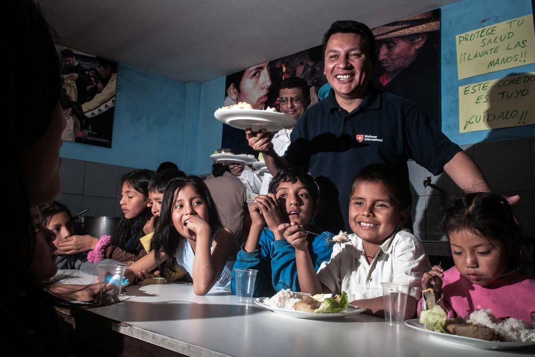 Kinder bekommen Mittagessen in der Suppenküche für Kinder in Peru