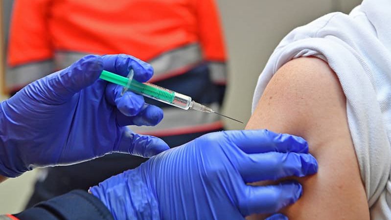 COVID-19-Impfung wird im Malteser Impfzentrum verabreicht.