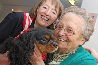 Besuchsdienst mit Hund erfreut alte Menschen