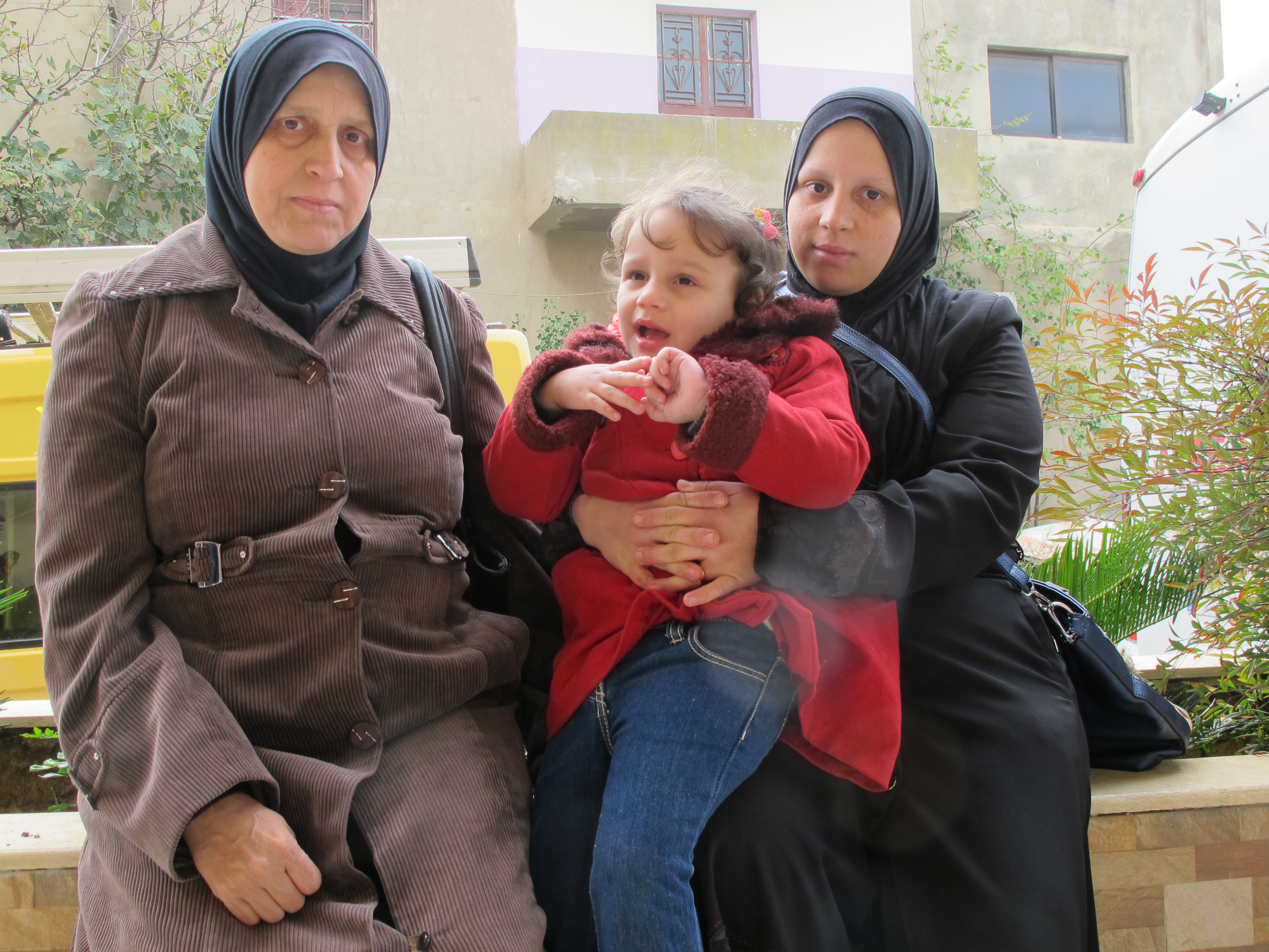 Rania mit ihrer Mutter und Tochter
