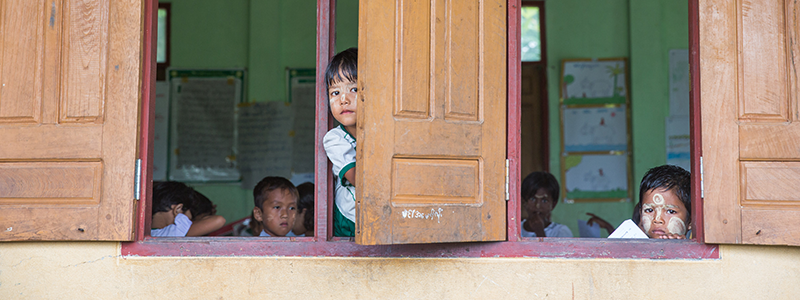 Schüler schauen aus ihrer erdbebensicheren Schule in Kambodscha
