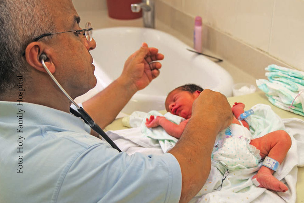 Arzt untersucht kleines Baby mit Stethoskop