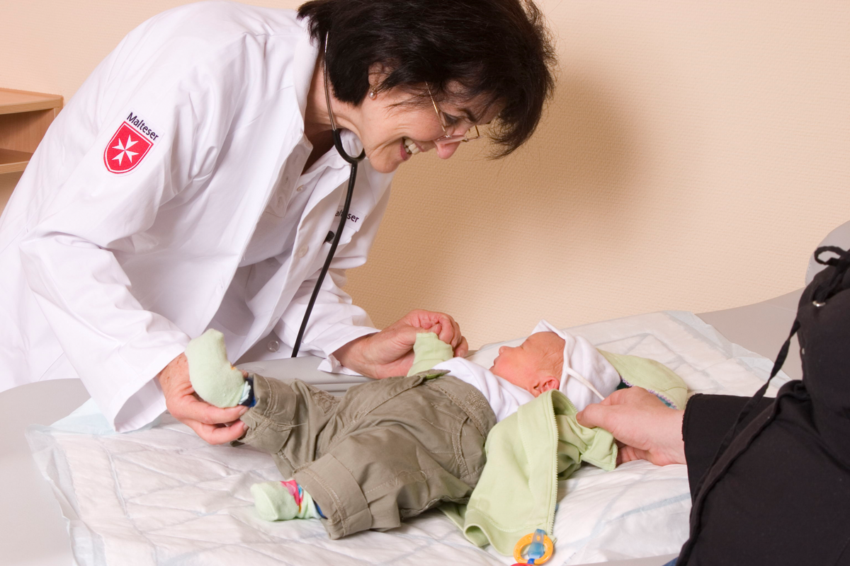 Ärztin untersucht Baby von Mutter ohne Krankenversicherung