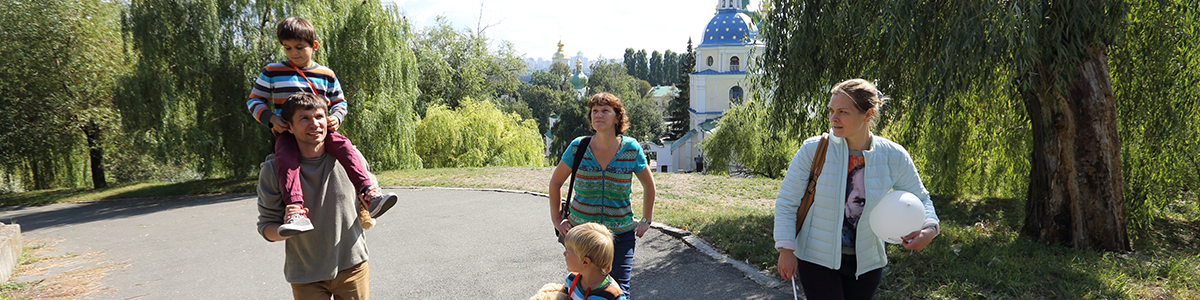 Familie aus der Ukraine bei einem Spaziergang in ihrer Heimat