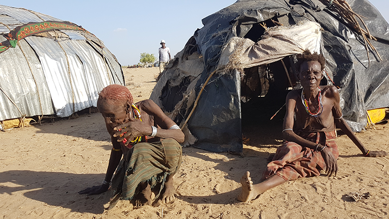 Von der Dürre ausgezehrte Menschen vor ihrer Hütte in Kenia