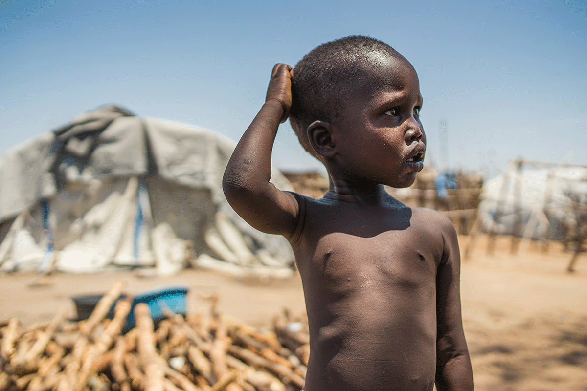Junge aus Ostafrika blickt verzweifelt in die Ferne