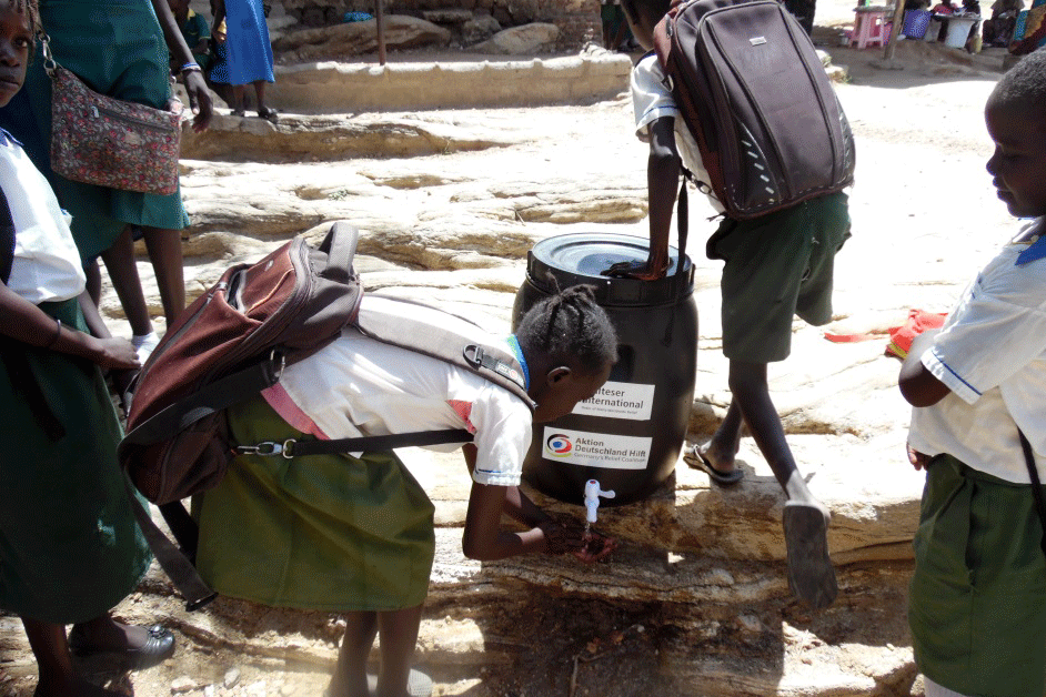 Kinder aus dem Südsudan beim Händewaschen
