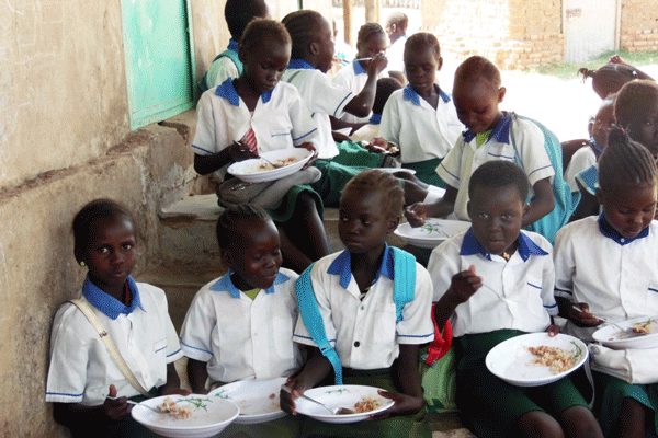 Schüler aus dem Südsudan bekommen Schulmahlzeiten