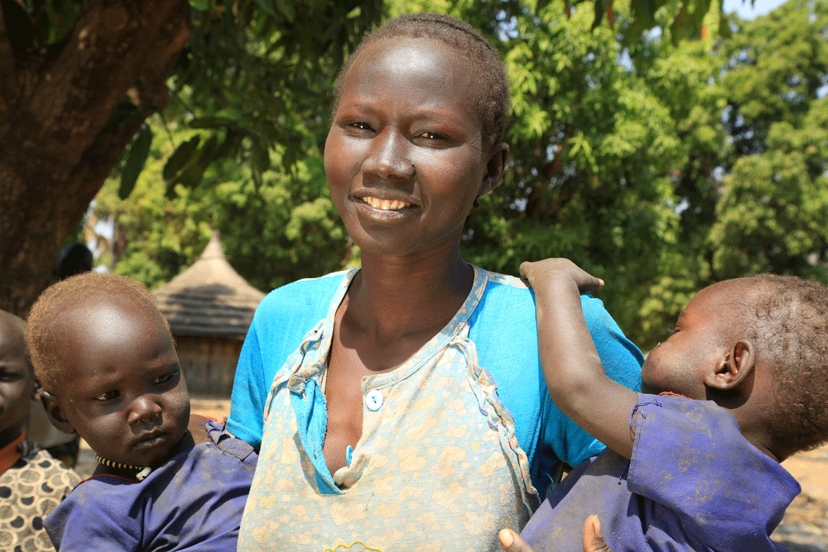 Mutter und Kinder aus Leprakolonie im Südsudan