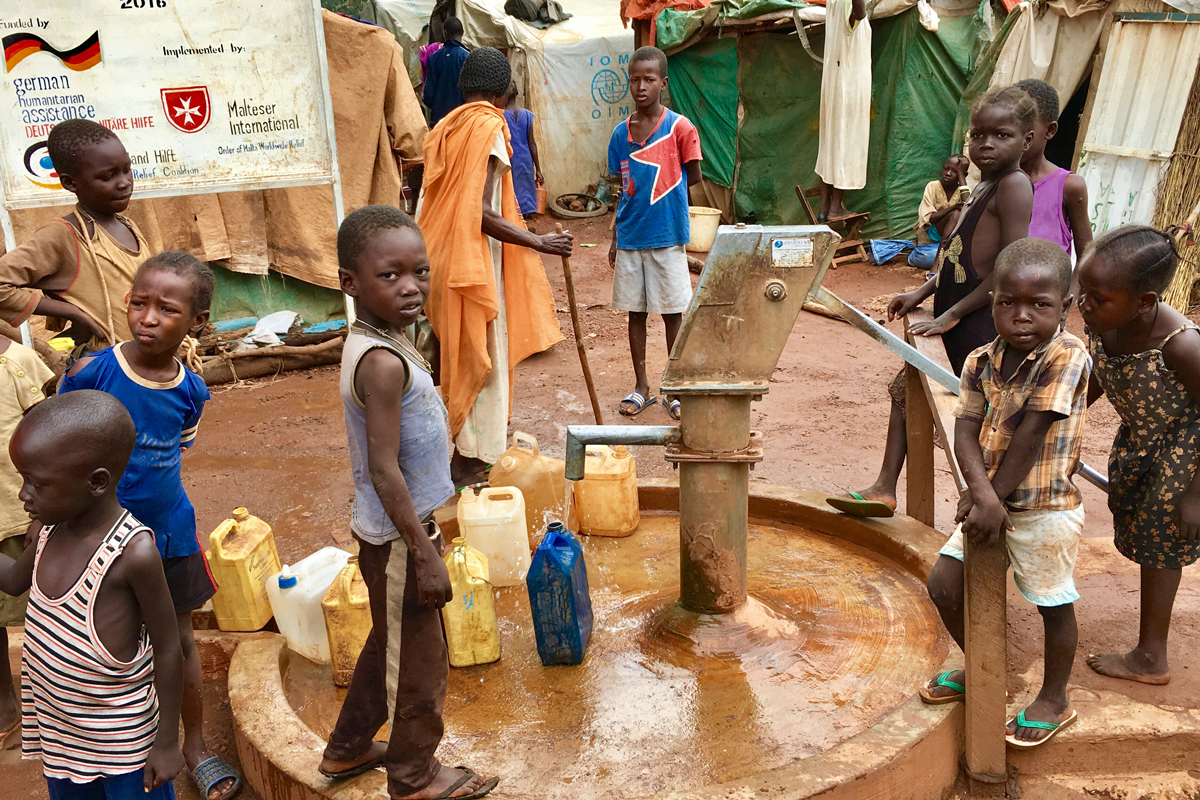 Kinder am Brunnen im Südsudan