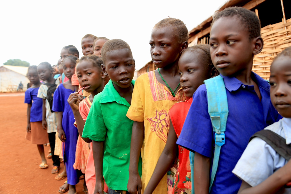 Kinder im Südsudan in der Schlange, um Schulessen zu bekommen