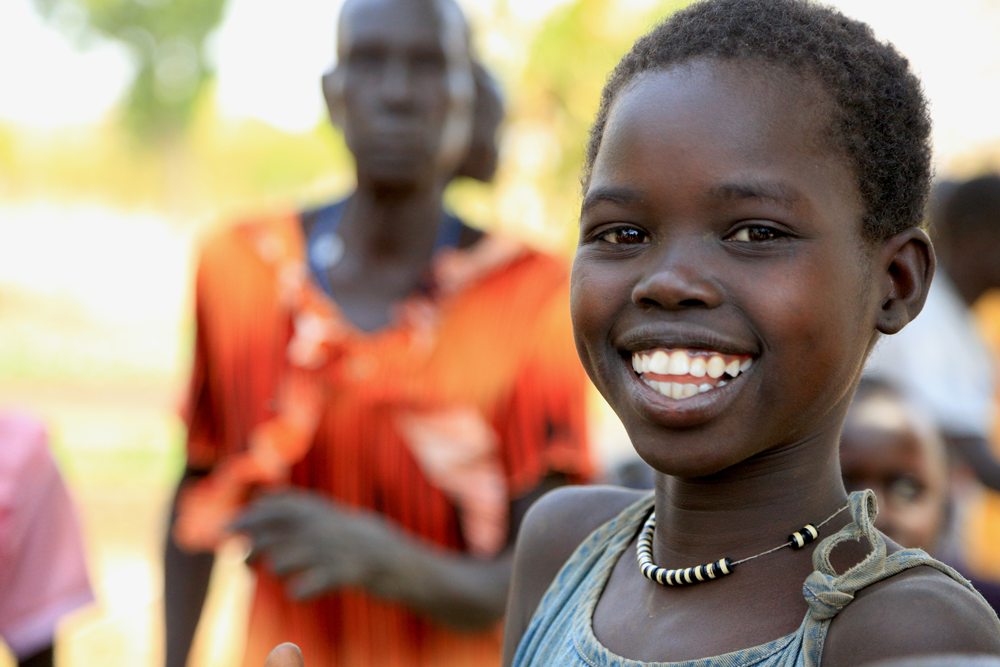 Junge aus dem Südsudan lächelt in die Kamera