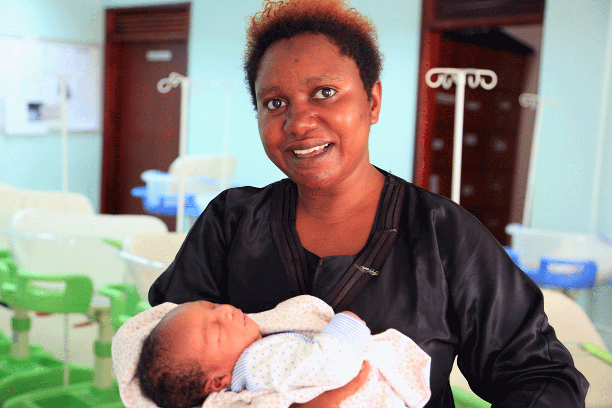 Frischgebackene Mutter mit ihrem Baby in Geburtsstation in Uganda