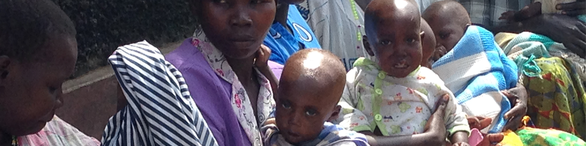 Mütter aus Uganda mit ihren unterernährten Babys vor dem Krankenhaus