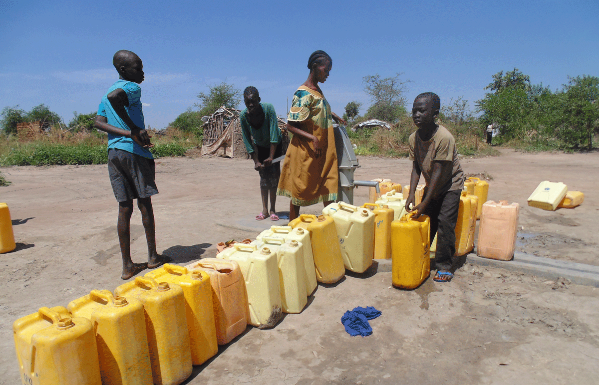 aufgereihte Wasserkanister zur Versorgung von Flüchtlingen aus dem Südsudan