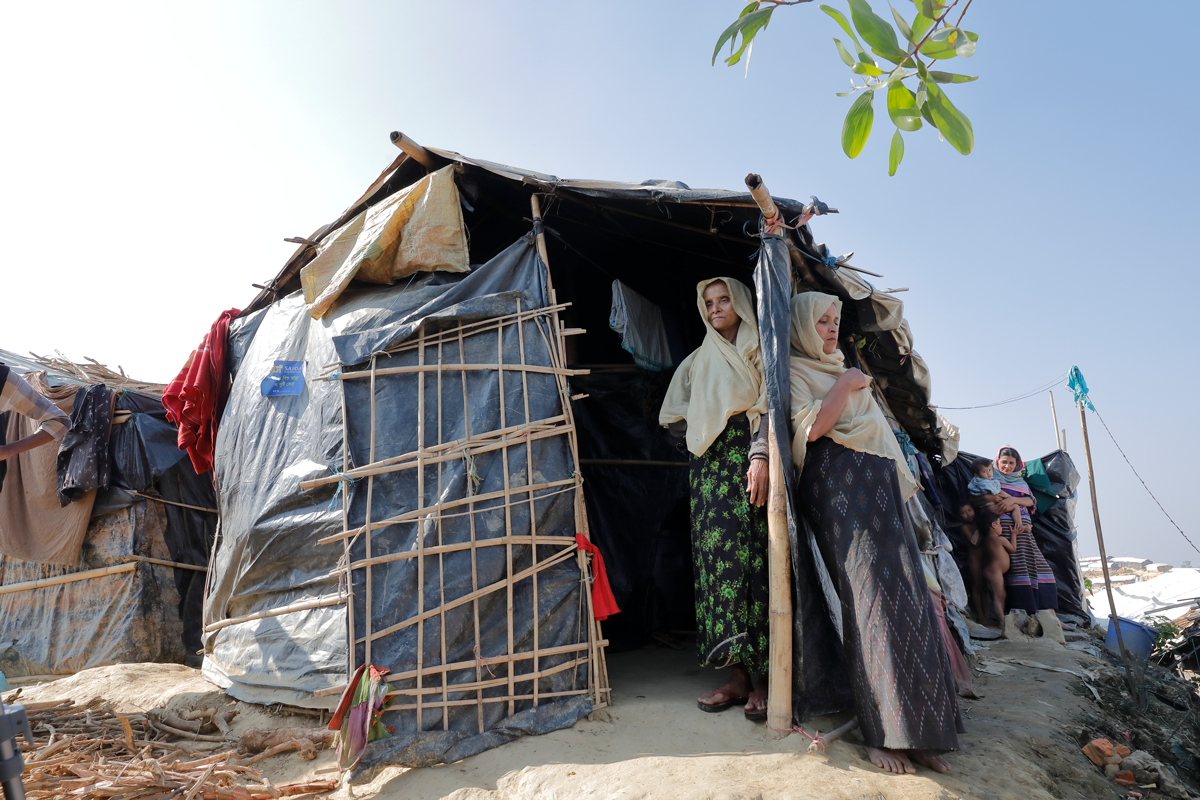 Geflüchtete Rohingya Frauen vor ihrer Hütte in Bangladesch 