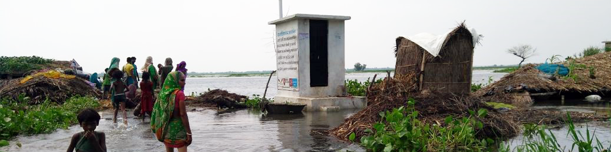 Vom Monsun überschwemmtes Dorf in Indien