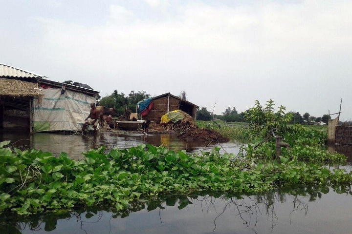Überflutetes Dorf in Südasien