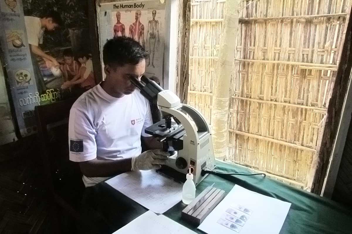 Diagnose von Malaria in Myanmar mit Mikroskop