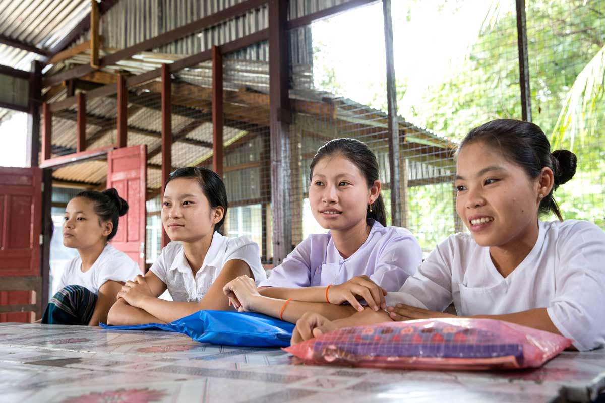 Schülerinnen einer Schule für Gesundheit in Myanmar