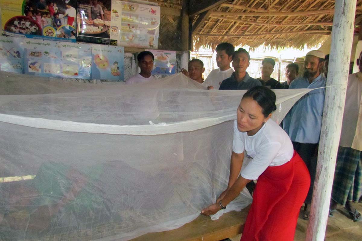 Training Installation eines Moskitonetzes gegen Malaria Myanmar