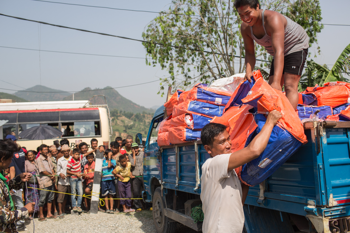 Eine der ersten Hilfslieferungen nach dem Erdbeben in Nepal
