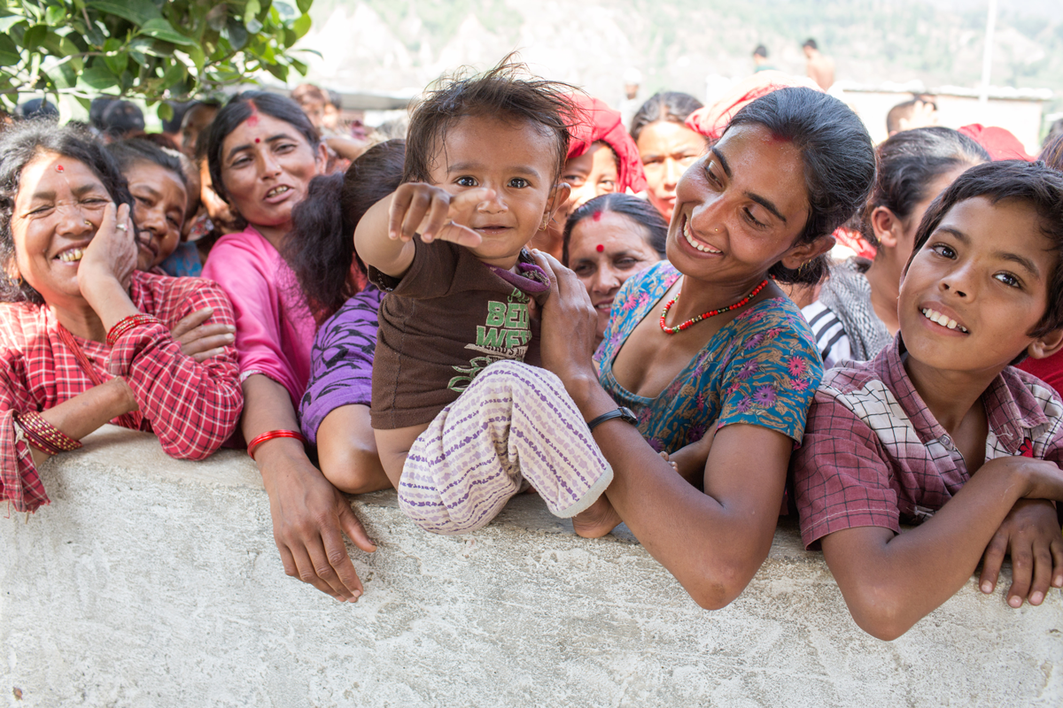 Menschen aus Nepal freuen sich über Hilfe