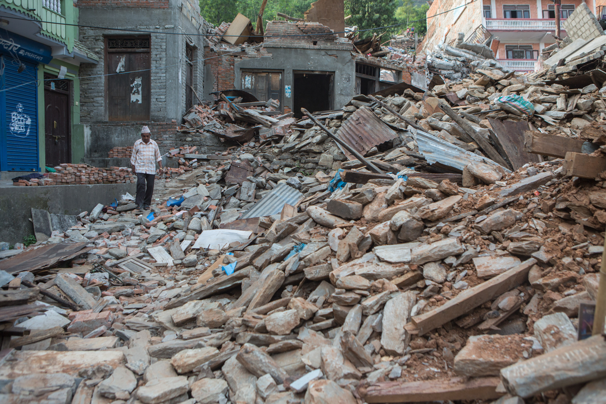 Zerstörte Straße nach Erdbeben in Nepal