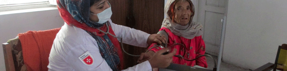Eine Ärztin in Pakistan untersucht eine ältere Frau