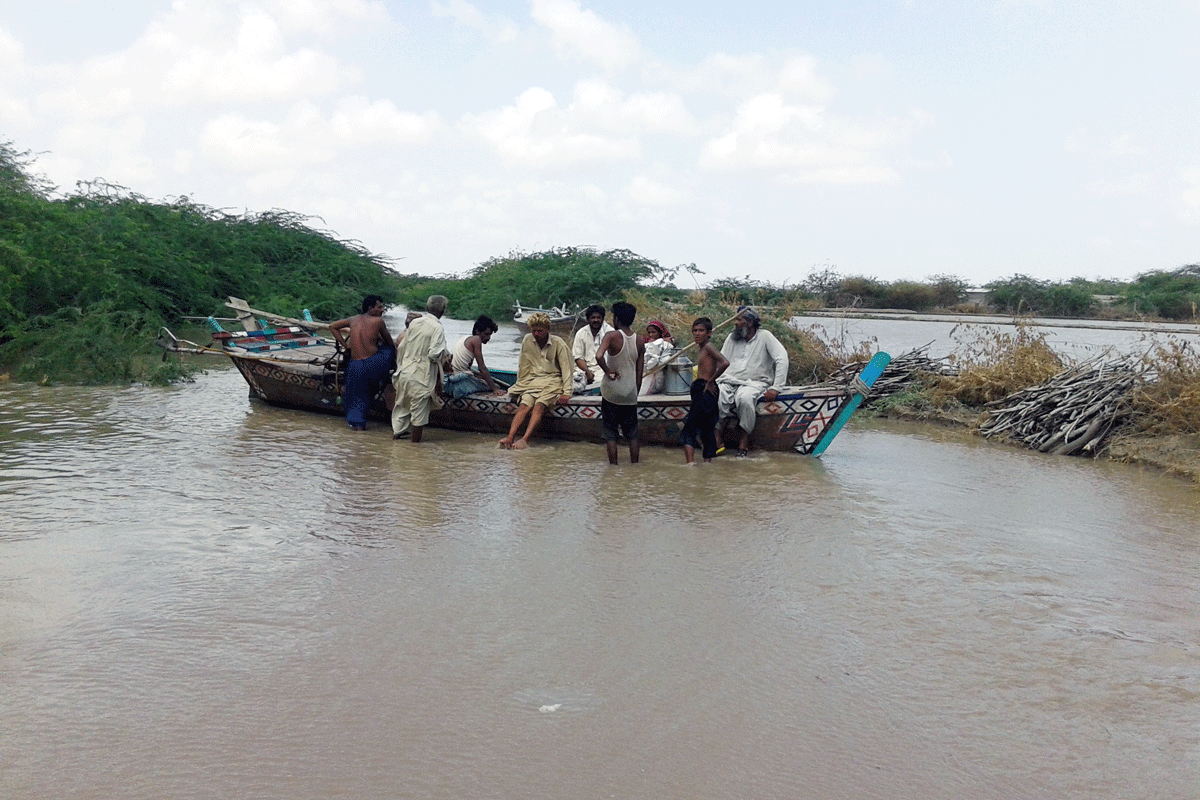 Fischer in ihrem Boot in Pakistan