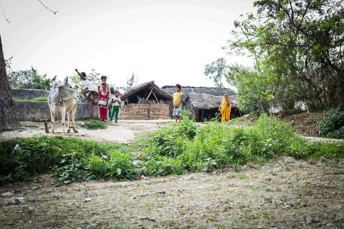Kinder vor ihrer Hütte in einem Dorf in Pakistan