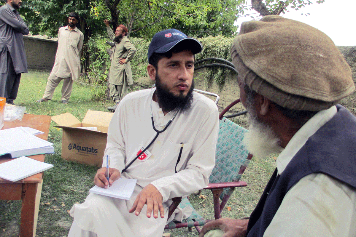 Ein Mann bei einem unserer Ärzte in Pakistan