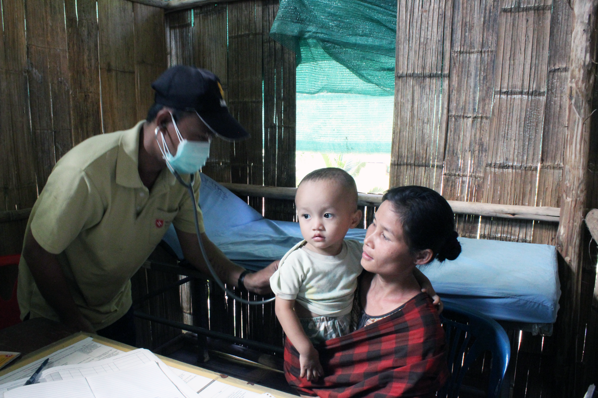 Kind aus Myanmar wird beim Arzt in Thailand untersucht