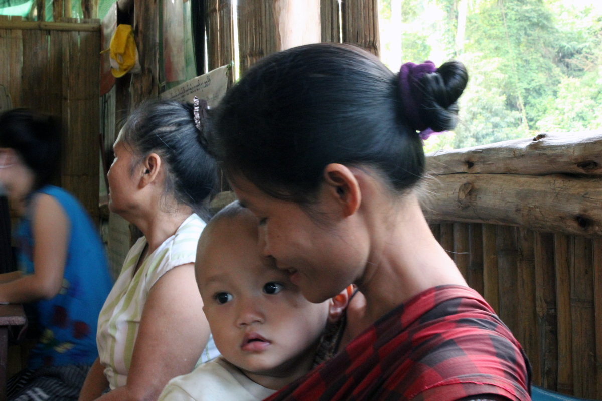 Kind mit Asthma und Mutter aus Myanmar warten in Gesundheitsstation