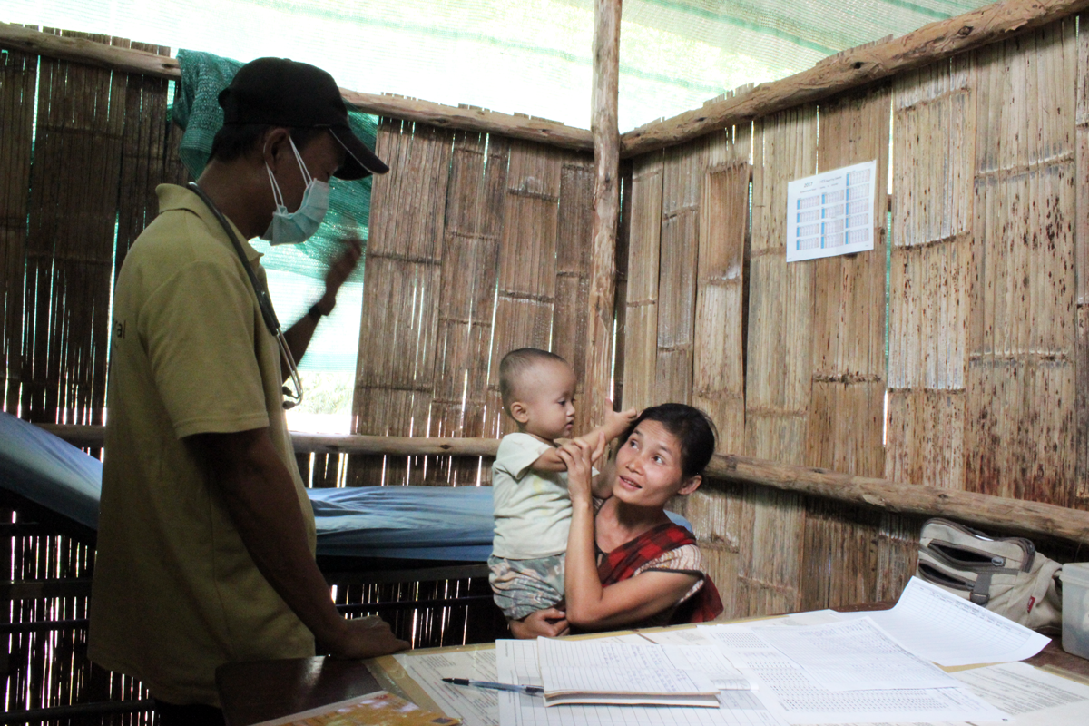 Der Arzt behandelt des kleinen Jungen aus Myanmar