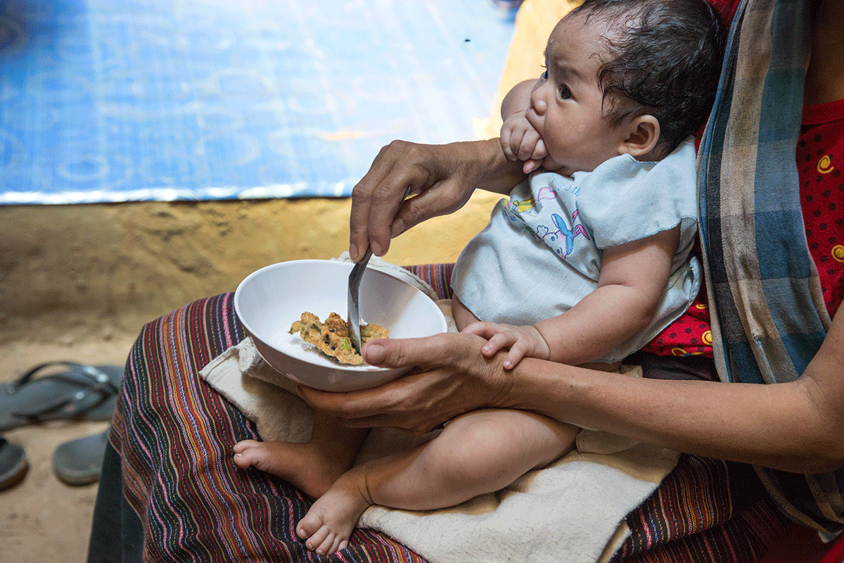 Säugling aus Thailand wird gefüttert