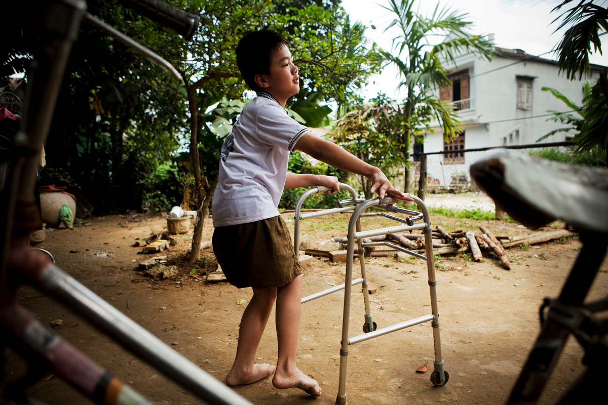 Junge mit Gehhilfe nimmt an Katastrophenschutzübung in Vietnam teil