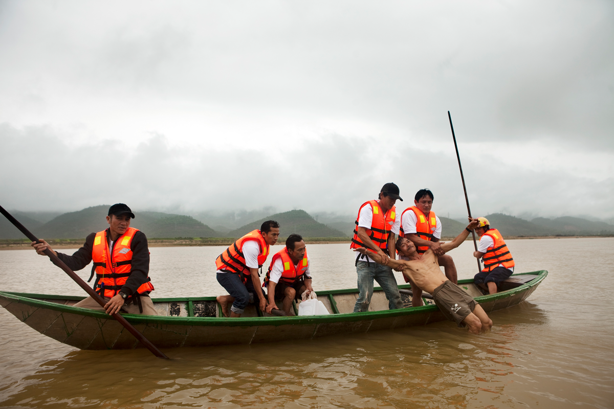 Männer in einem Boot führen Übung zu Katastrophenschutz durch