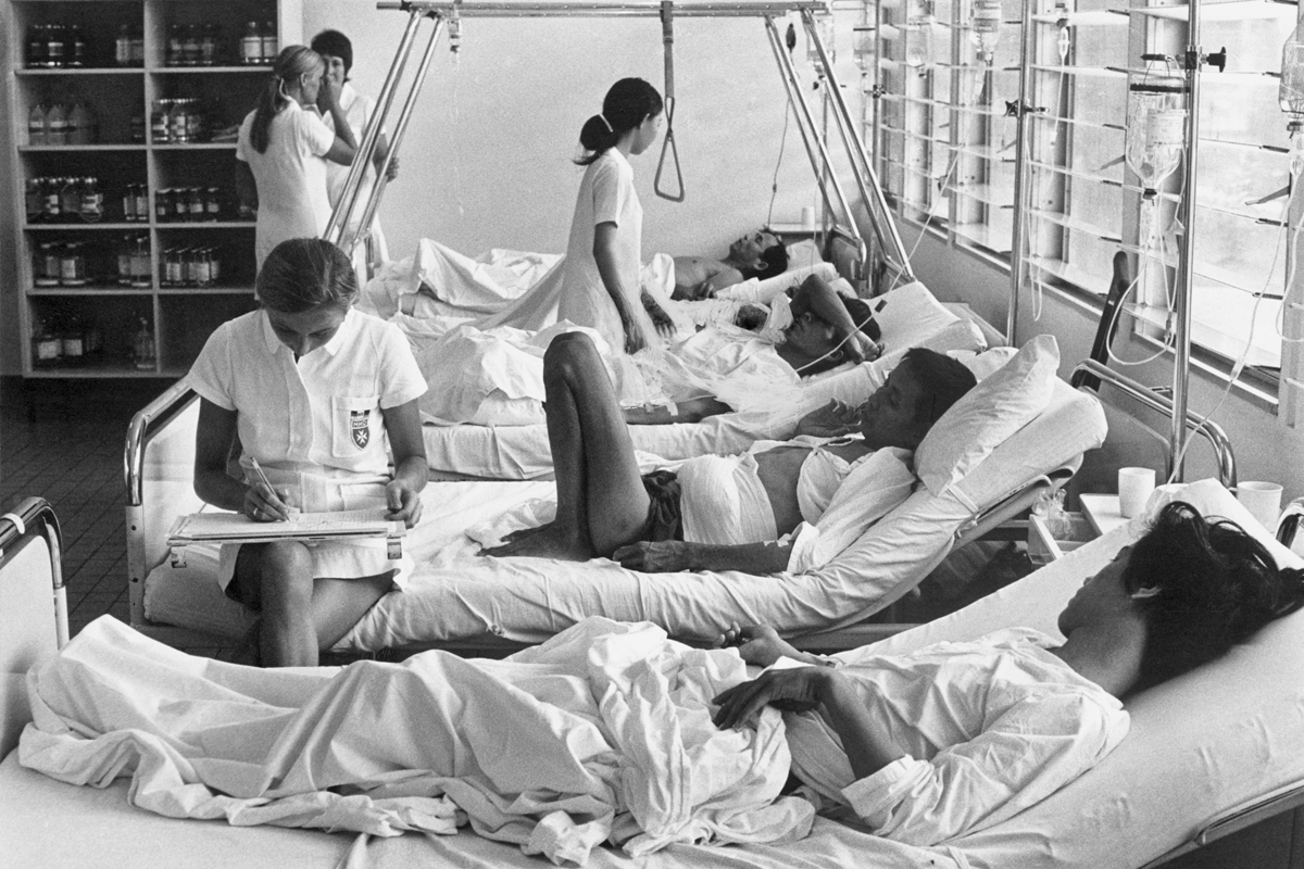 Menschen werden im Krankenhaus der Malteser behandelt