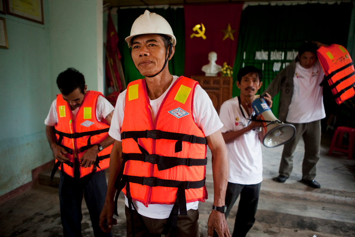 Teilnehmer einer Katastrophenschutzübung in Vietnam 