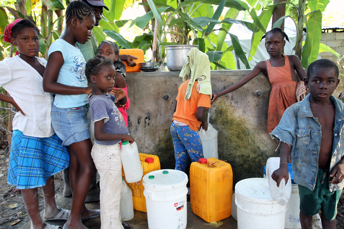 Kinder vor dem von den Maltesern gebauten Aquädukt in Haiti