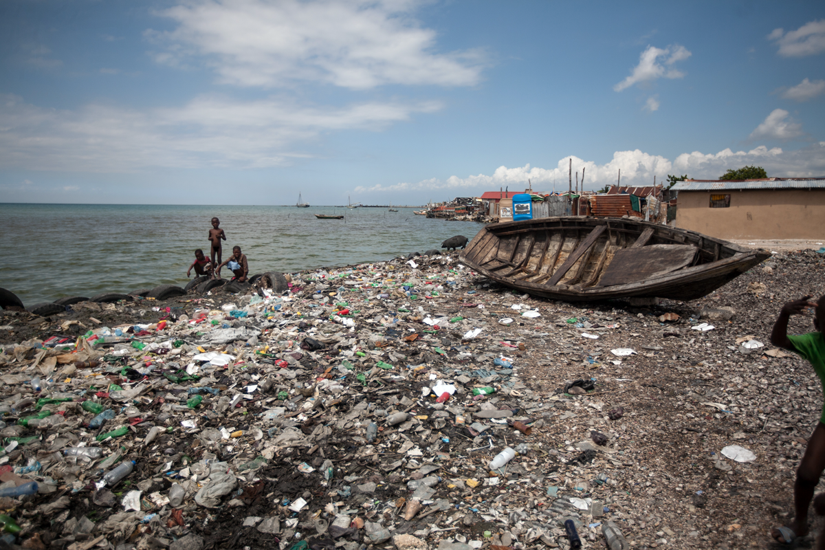 Zerstörtes Fischerboot auf Haiti
