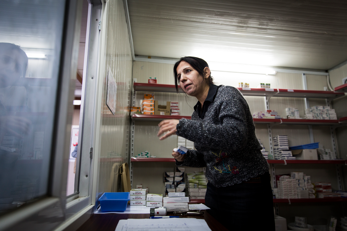Apothekerin aus Flüchtlingslager gibt Medikamente aus