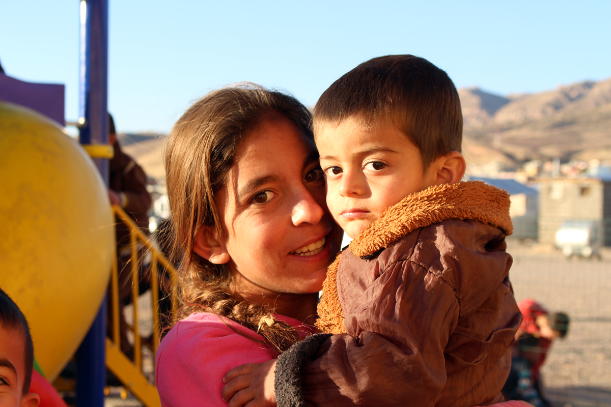 Zwei Kinder aus dem Flüchtlingslager im Nordirak auf dem Spielplatz