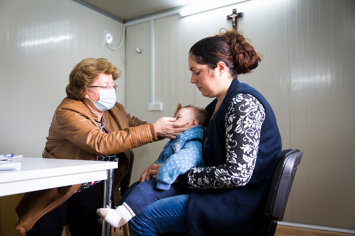 Ein Kind im Flüchtlingslager im Irak wird von einer Ärztin untersucht