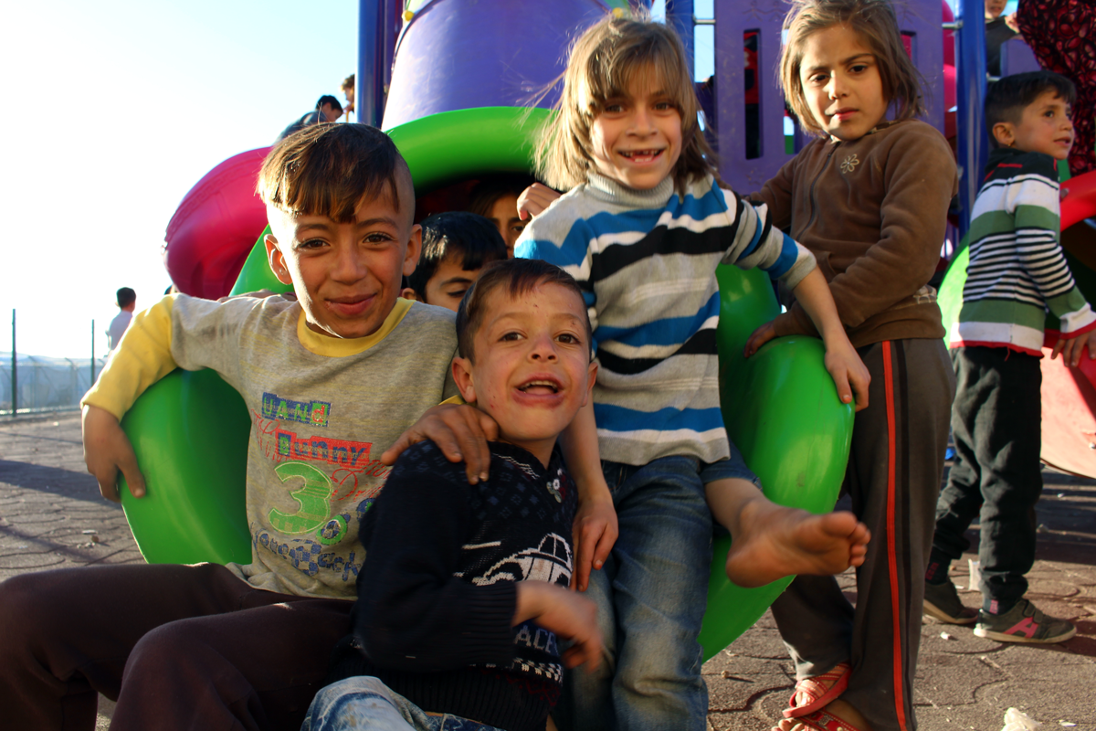 Kinder spielen im Flüchtlingslager im Nordirak