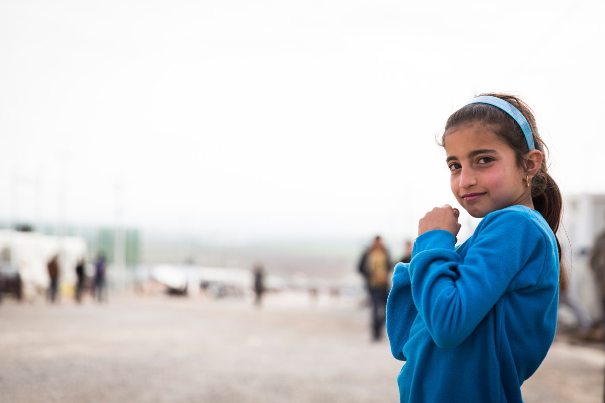Ein Mädchen aus dem Flüchlingscamp im Irak schaut traurig